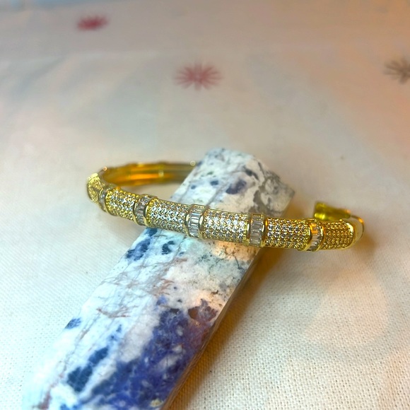 Golden Crystal Bangle Bracelet *NEW* - Picture 3 of 9